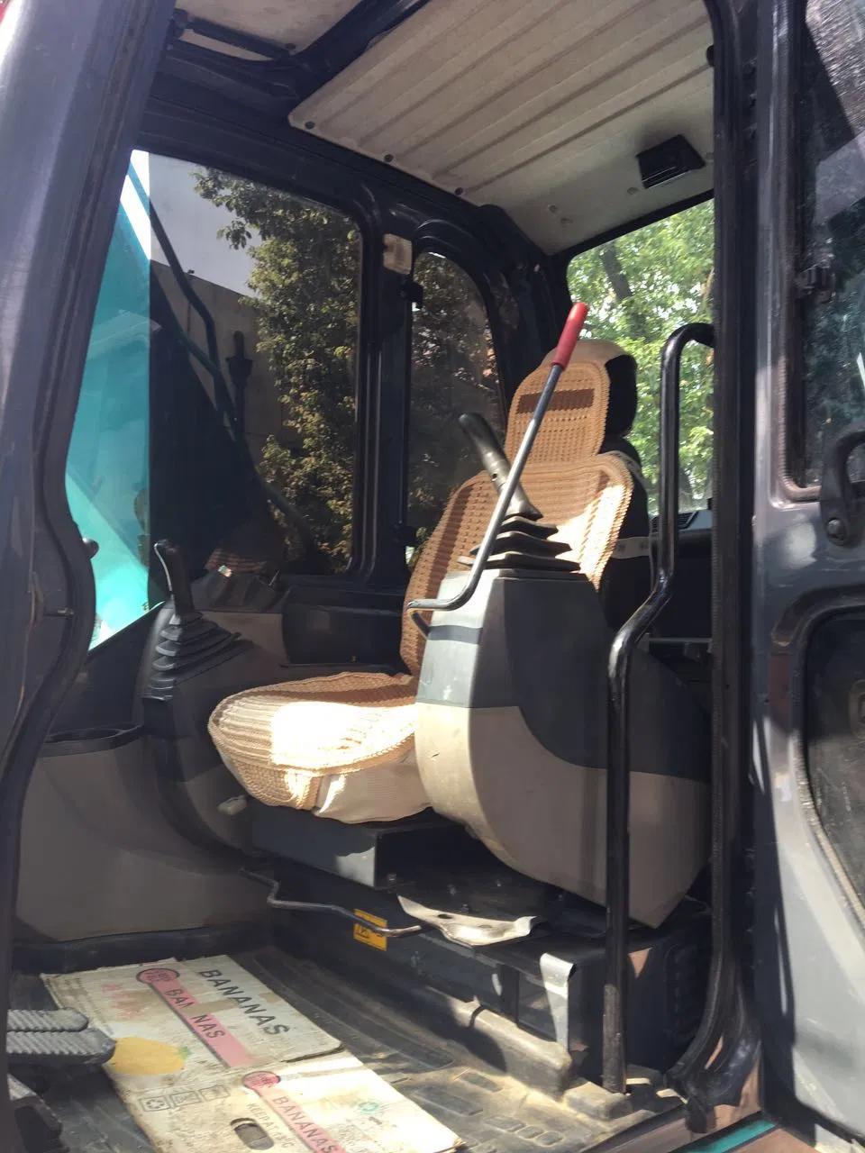 Lowest Price with High Quality Kobelco Sk140 Used Excavator