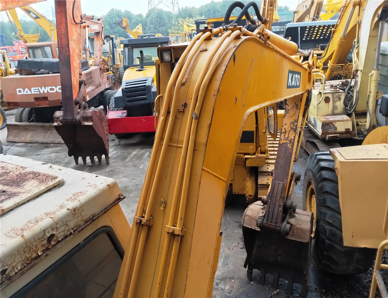 Used Kato HD250VII Wheel Excavator in Excellent Working Condition with Reasonable Price. Secondhand Hyundai Excavator R130W on Sale.